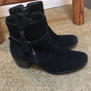 Earth Origins Suede Booties black size 10
